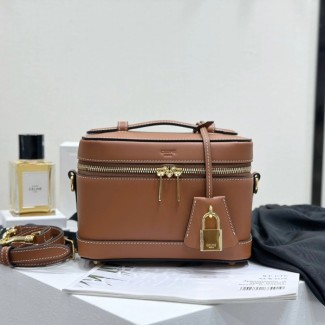 셀린느 샤이니 카프스킨 베니티백 탄 119463